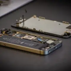 Jak naprawić telefon? DIY vs. Serwis: Koszty i porady eksperta