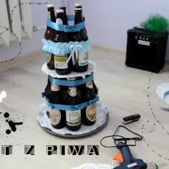 Jak zrobić tort z butelek alkoholu? Poradnik DIY na prezent