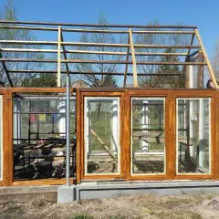 Jak zrobić szklarnię ze starych okien? Praktyczny poradnik DIY