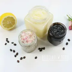 Peeling cukrowy DIY: Przepisy na gładką skórę. Zrób to sama!