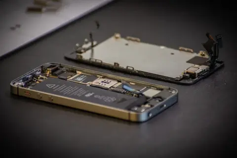 Jak naprawić telefon? DIY vs. Serwis: Koszty i porady eksperta