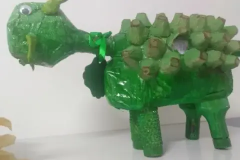 Dinozaur z butelek PET: Zrób to sam! Kreatywna zabawa i ekologia