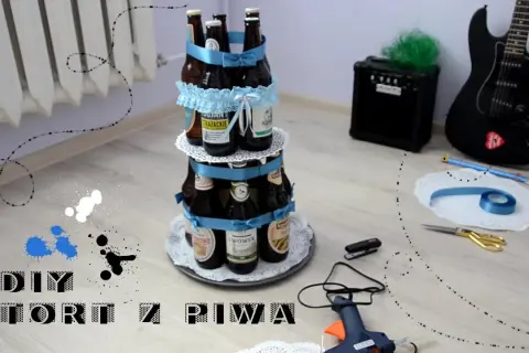 Jak zrobić tort z butelek alkoholu? Poradnik DIY na prezent