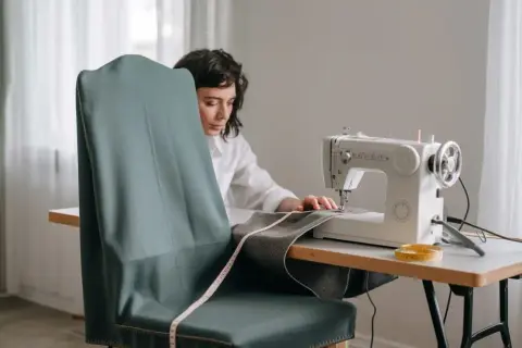 Uszyj pokrowiec na krzesło z gumką: Krok po kroku do idealnego!