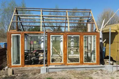 Jak zrobić szklarnię ze starych okien? Praktyczny poradnik DIY