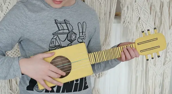 Jak zrobić gitarę z butelki? DIY krok po kroku i recykling!