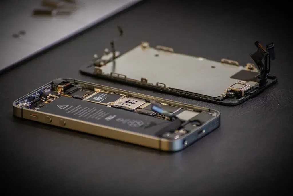 Jak naprawić telefon? DIY vs. Serwis: Koszty i porady eksperta