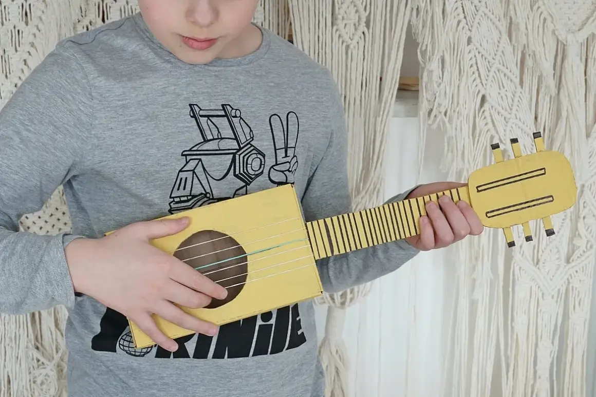 Jak zrobić gitarę z butelki? DIY krok po kroku i recykling!