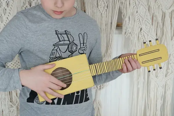 Jak zrobić gitarę z butelki? DIY krok po kroku i recykling!
