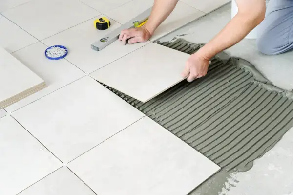 Jak naprawić głuche płytki bez kucia? Poradnik krok po kroku